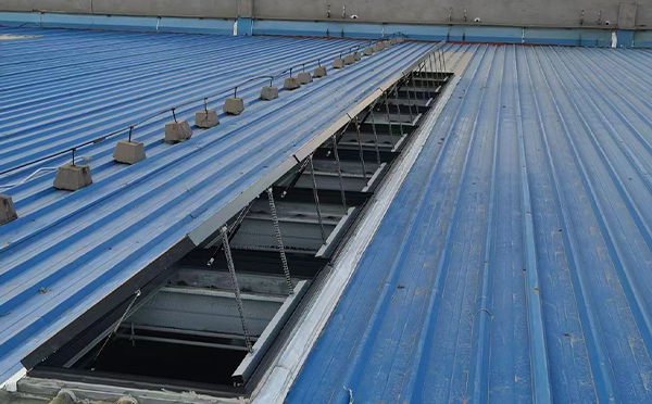 某城市大型商业综合体中庭乾县排烟窗工程